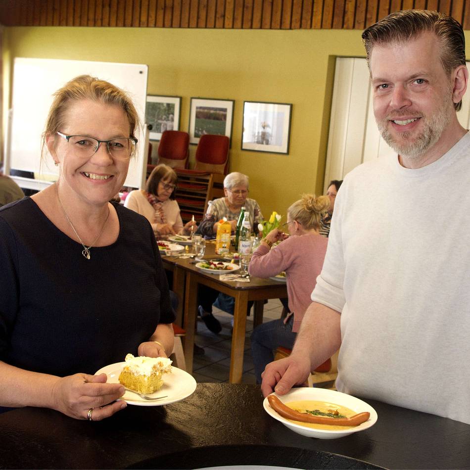 Spende des Rheinberger Restaurants Zum Kölner Dom: Ein Ostermenü für die Senioren der Tafel