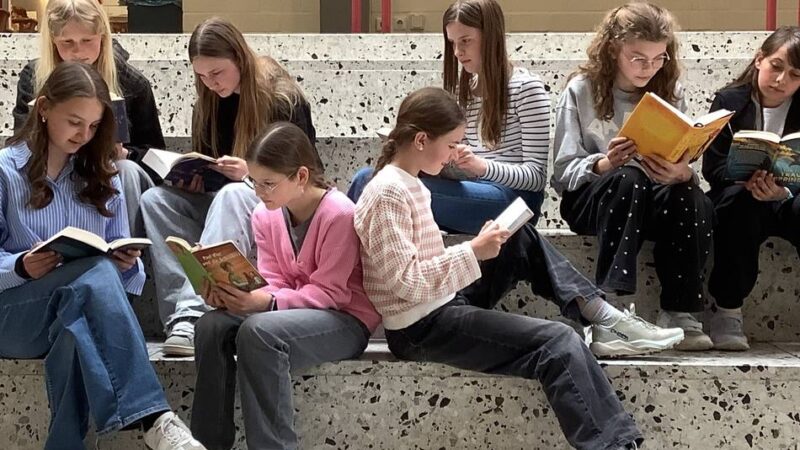 Buchhandlung in Kleve: Schülerinnen lesen im lebendigen Schaufenster