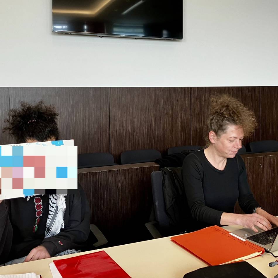 Vorfall in Düsseldorf: Ein rotes Dreieck als Zeichen der Hamas? Student nach Pro-Palästina-Demo vor Gericht