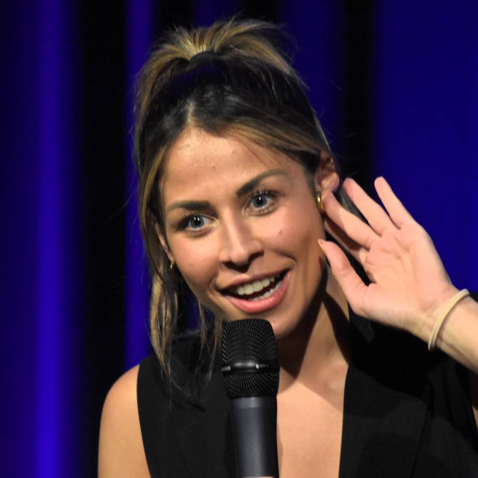 Am 24. April in Rheinberg: Negah Amiri bringt Comedy in den Schwarzen Adler