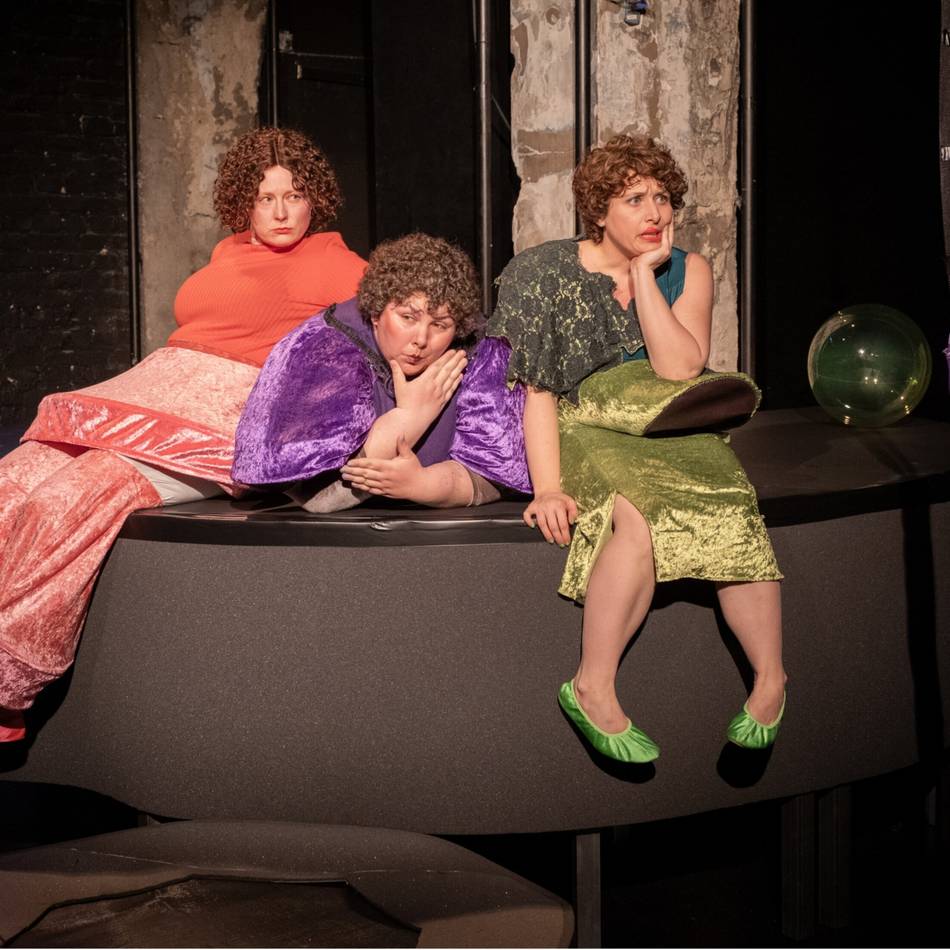 Theater Duisburg: „Gott ist drei Frauen“ – Premiere begeistert das Publikum