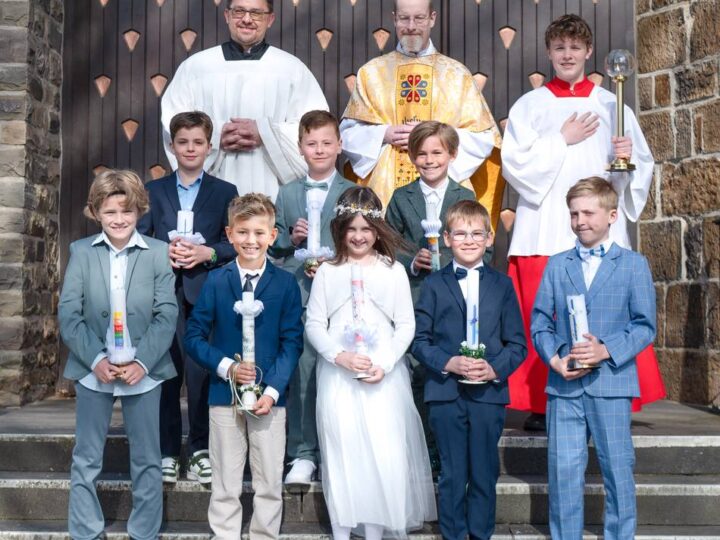Katholische Kirchengemeinde in Hückeswagen: Acht weitere Kinder bekommen erste Kommunion