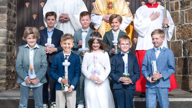 Katholische Kirchengemeinde in Hückeswagen: Acht weitere Kinder bekommen erste Kommunion