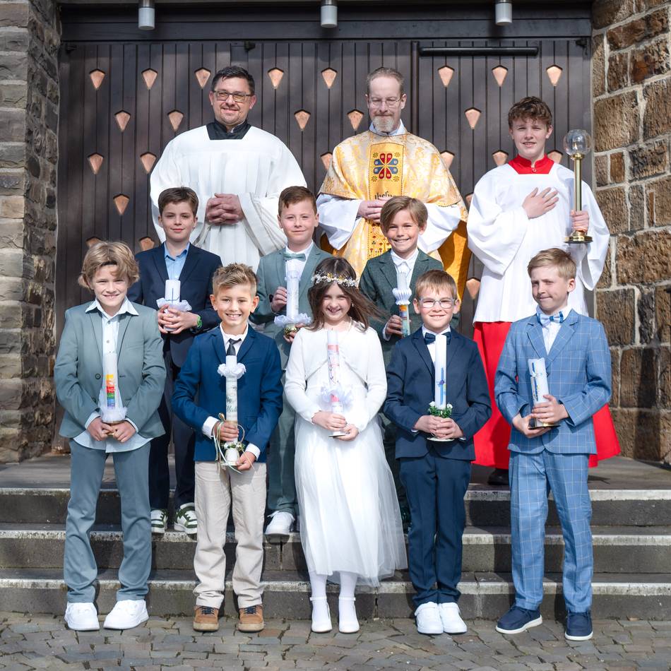 Katholische Kirchengemeinde in Hückeswagen: Acht weitere Kinder bekommen erste Kommunion