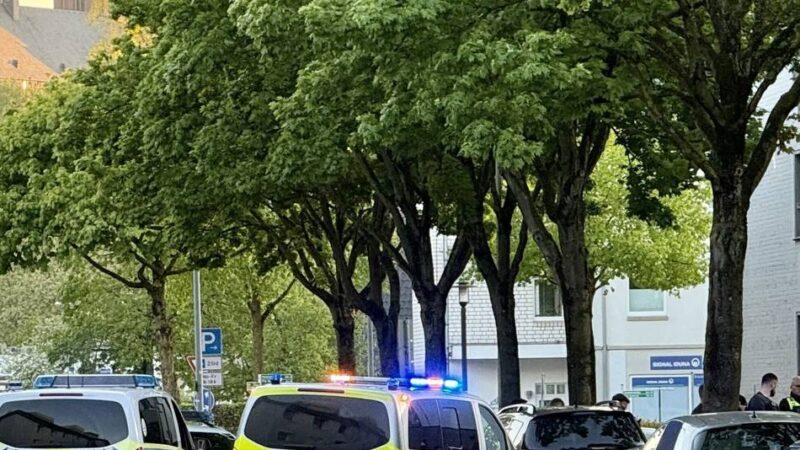 Am Bahnhofsplatz in Kleve: Großeinsatz am Bahnhof – Polizei rückt mit vielen Kräften an