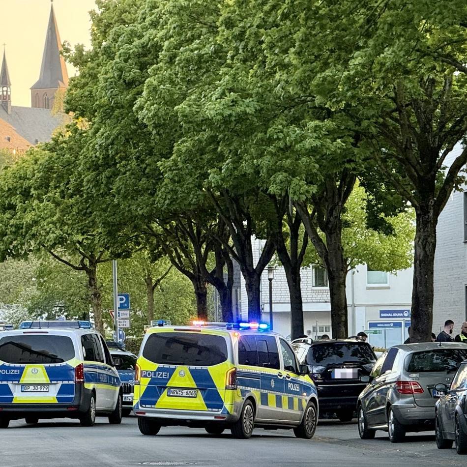 Am Bahnhofsplatz in Kleve: Großeinsatz am Bahnhof – Polizei rückt mit vielen Kräften an