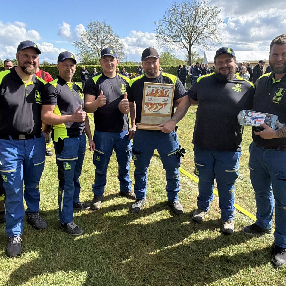 Meisterschaft im Schlauchziehen in Xanten: Bohr Barbaren gewinnen gegen Löschpanzer