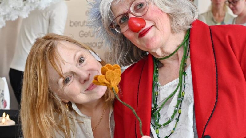 Hospizmesse in Radevormwald: Auch die Clownsnase hat im Hospiz einen Platz