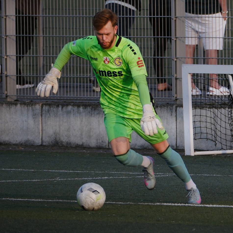 Gomoluch scherzt mit Apfeld: „Hast du schon mal Pep Guardiola Bälle tragen sehen?“