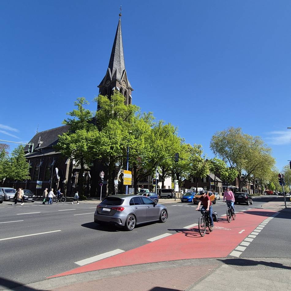 Verkehr in Meerbusch: „Auf so einer Straße braucht man die gesamte Aufmerksamkeit“