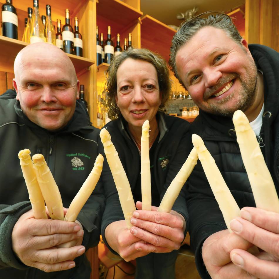Ernte hat begonnen – Buden öffnen erst nach Ostern: Erster heimischer Spargel ist da: Bald öffnet das Spargelzelt wieder