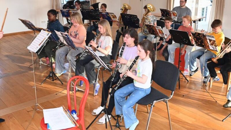 Vorbereitungen auf großes Konzert in Dabringhausen: Junge Musiker bringen Hofgut zum Klingen