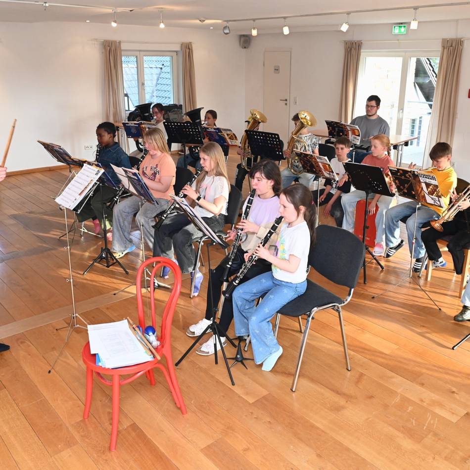 Vorbereitungen auf großes Konzert in Dabringhausen: Junge Musiker bringen Hofgut zum Klingen