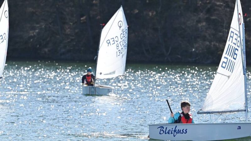 Auf Hückeswagener Talsperre: Ferienkinder lernen beim RSCB das Segeln