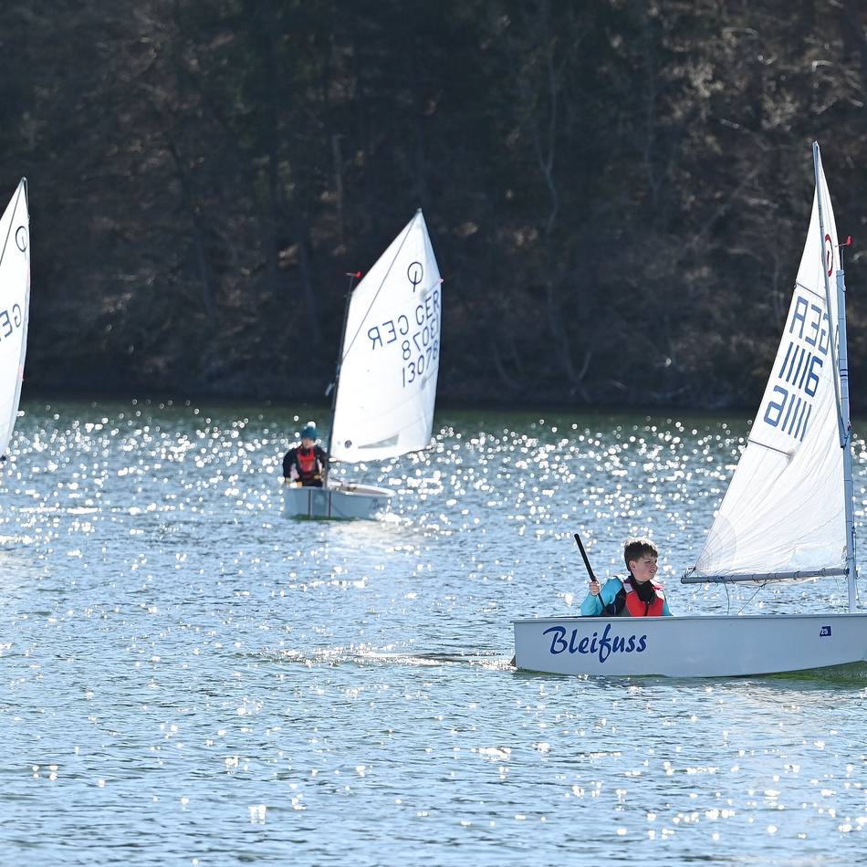 Auf Hückeswagener Talsperre: Ferienkinder lernen beim RSCB das Segeln