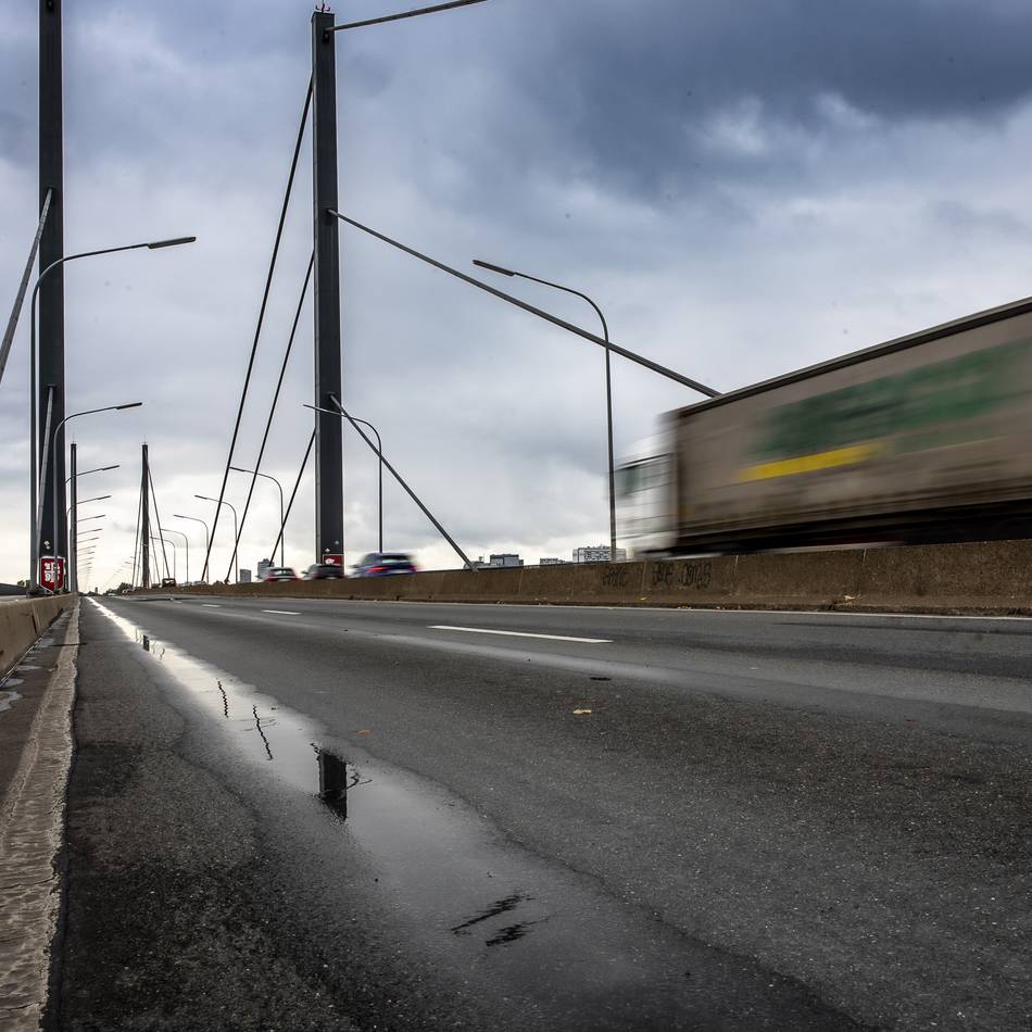 Marode Brücke in Düsseldorf: 100 zu schwere Laster täglich – Erste Blitzerbilanz für die Theodor-Heuss-Brücke