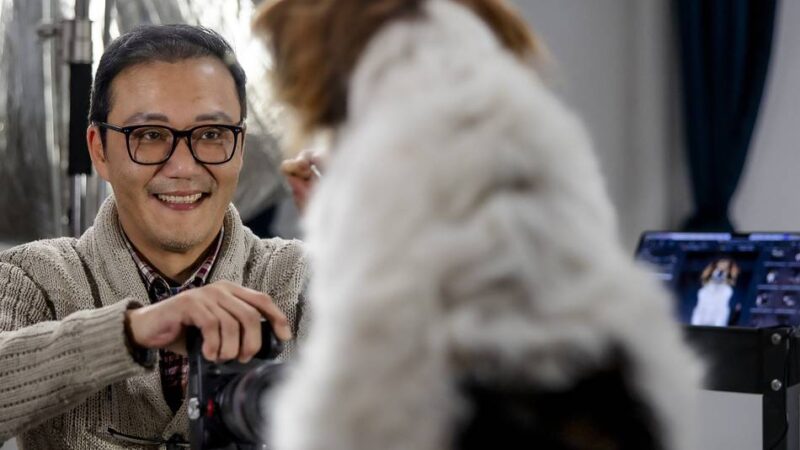 Düsseldorfer Fotograf setzt Hunde in Szene: Wenn der Keks fliegt – so entstehen Düsseldorfs lustigste Hunde-Fotos