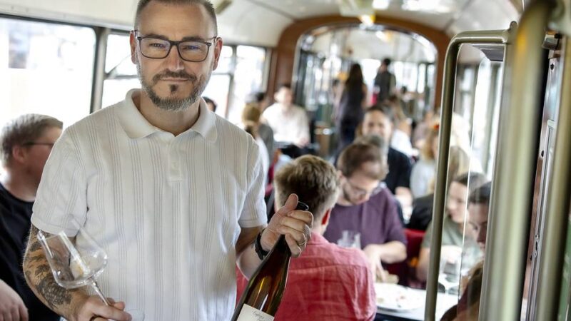 Weinfahrt in Düsseldorf: Wo Straßenbahn-Nostalgie auf Weinprobe trifft