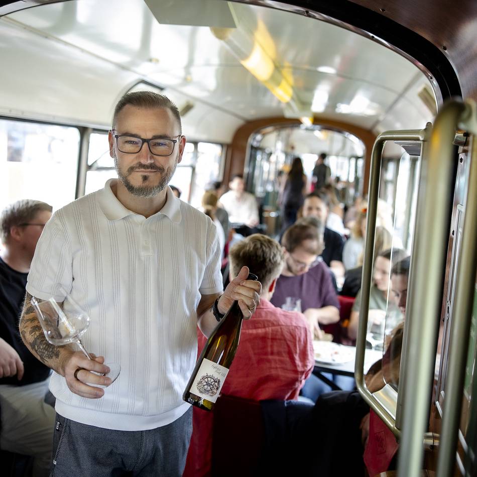 Weinfahrt in Düsseldorf: Wo Straßenbahn-Nostalgie auf Weinprobe trifft