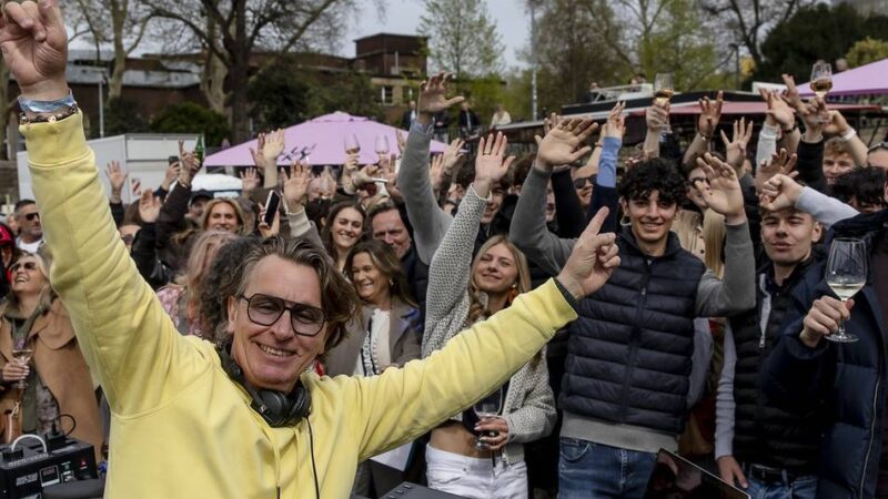 Event in Düsseldorf: 25.000 Menschen beim Fischmarkt – „Lecker Daydrinking, ist doch geil!“