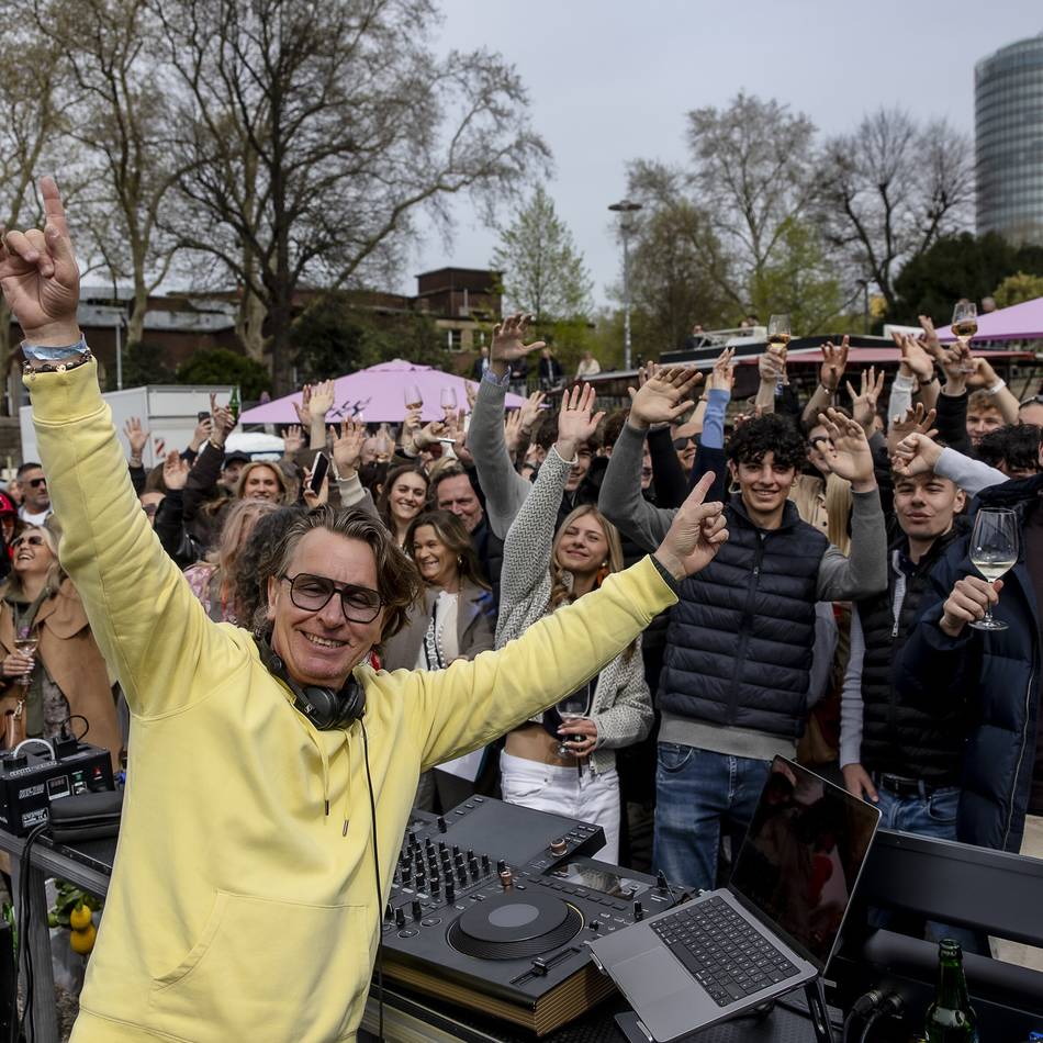 Event in Düsseldorf: 25.000 Menschen beim Fischmarkt – „Lecker Daydrinking, ist doch geil!“