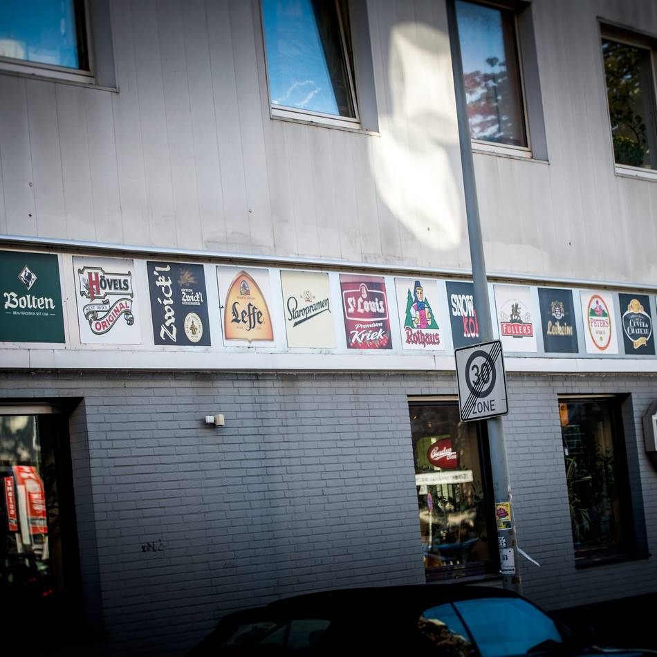 Vorfall in der Duisburger City: Mann schießt mit Waffe und flieht in eine Kneipe