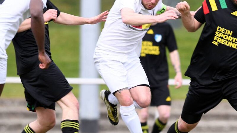 Prominenter Besuch, bittere Niederlage: CfR Links unterliegt Neuss mit 2:3