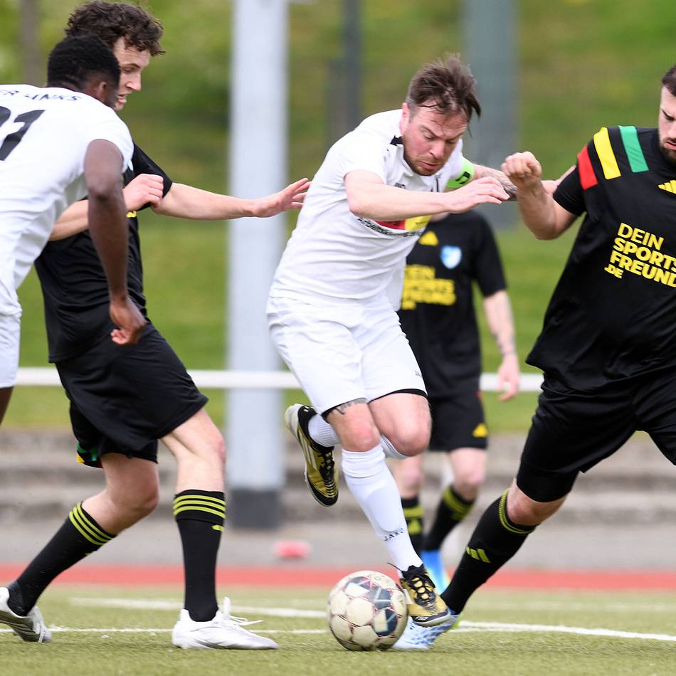 Prominenter Besuch, bittere Niederlage: CfR Links unterliegt Neuss mit 2:3