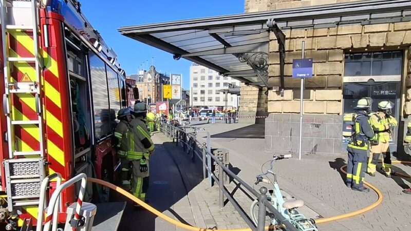 Starke Rauchentwicklung: Großer Feuerwehreinsatz am Hauptbahnhof Krefeld