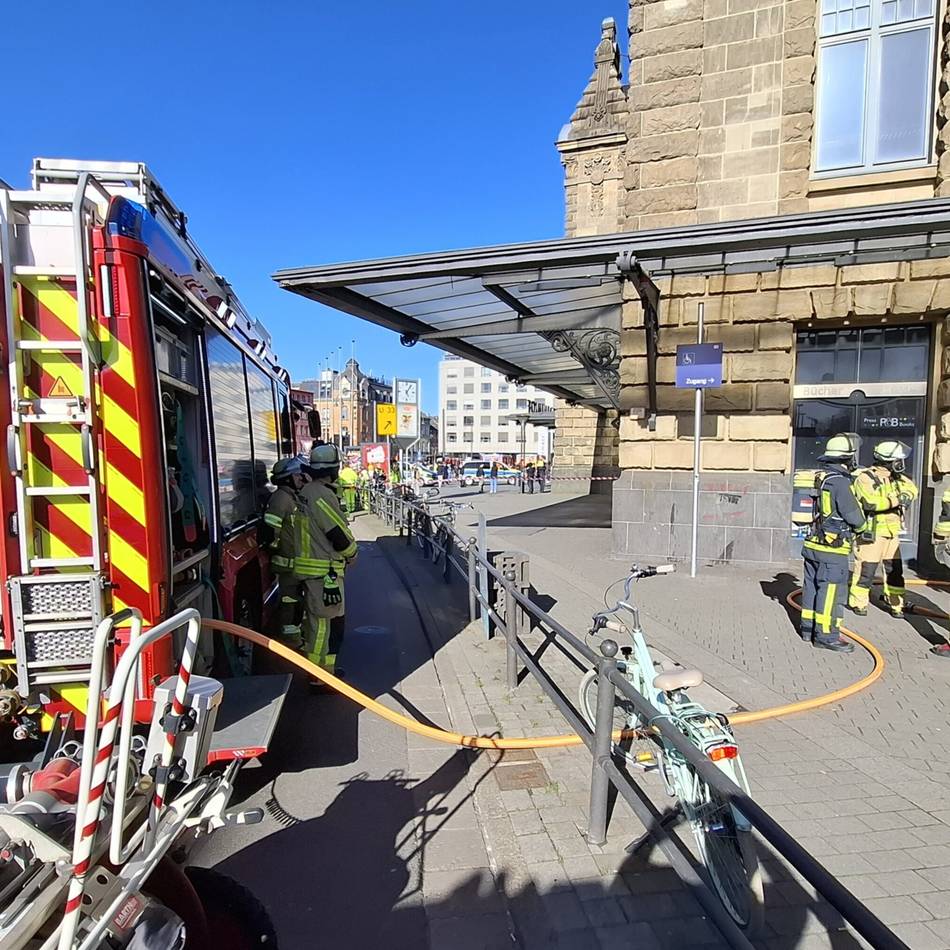 Starke Rauchentwicklung: Großer Feuerwehreinsatz am Hauptbahnhof Krefeld