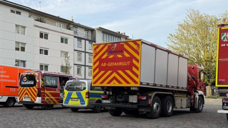 „Eine reine Vorsichtsmaßnahme“: Deshalb trugen Einsatzkräfte in Rheydt Schutzanzüge