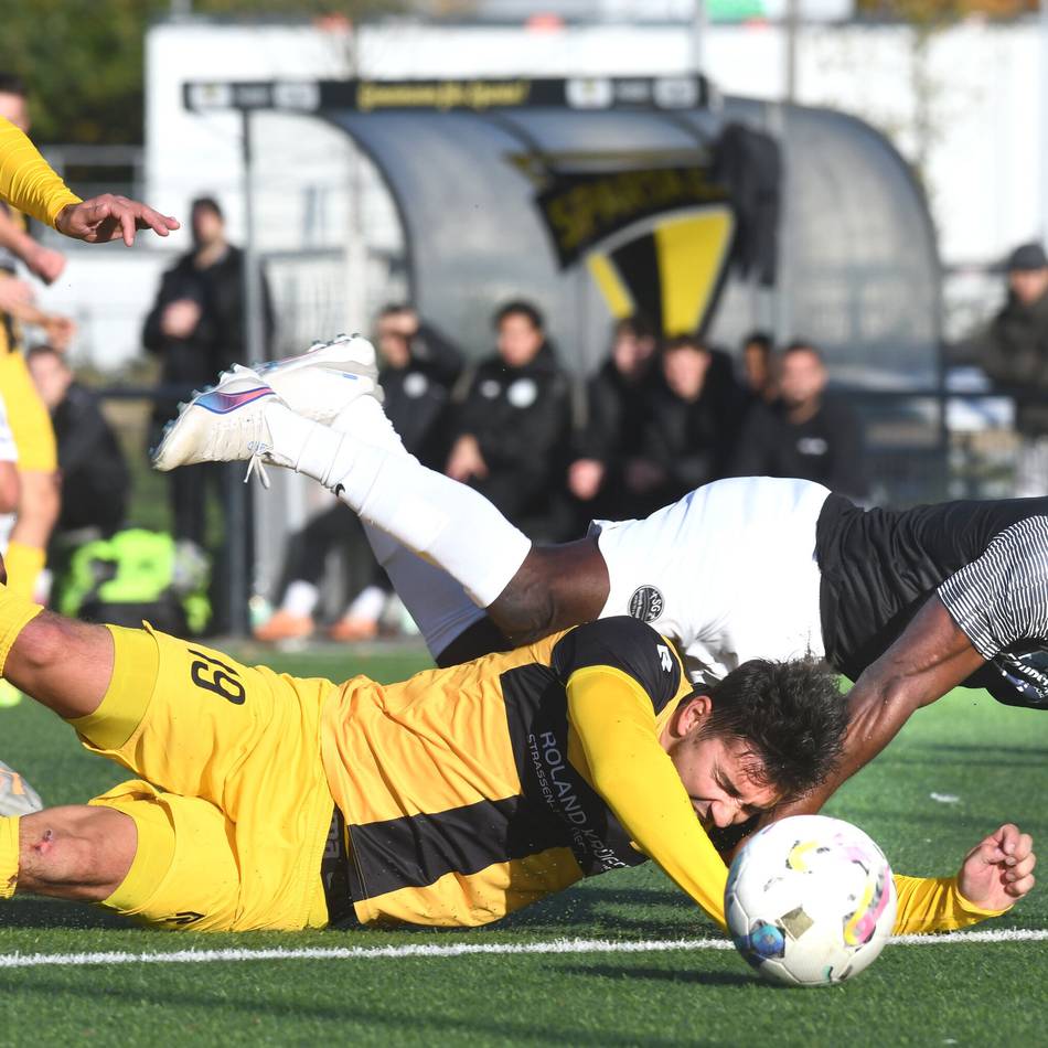Fünf Tore, drei Platzverweise und Pfostenschuss in letzter Sekunde: Wilde Schlussphase im Topspiel: Benrath-Hassels ringt Sparta nieder