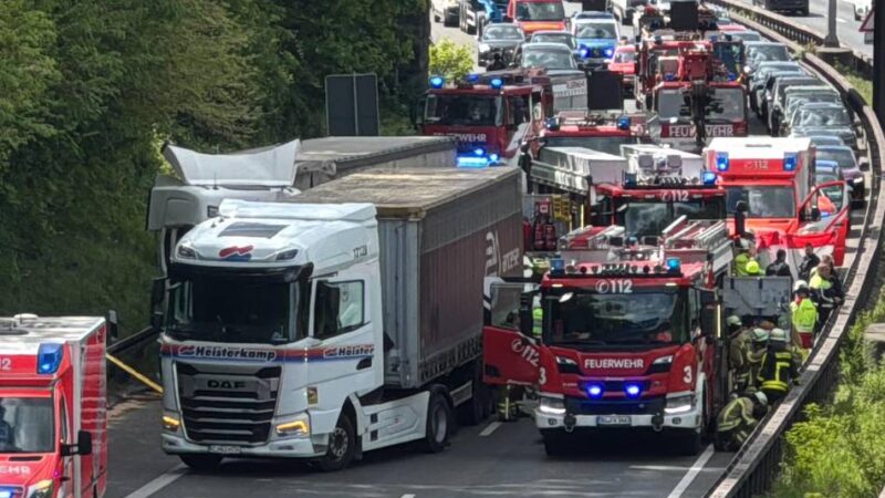 Mehrere Kilometer Stau: Schwerer Lkw-Unfall auf der A59 bei Duisburg – Sperrung aufgehoben