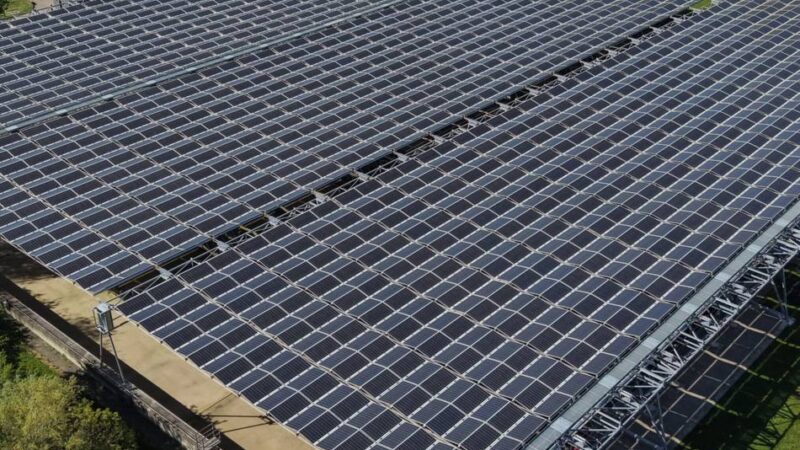 Energiewende vor Ort: Strom aus der Kläranlage – Düsseldorf baut größtes Solarfaltdach Deutschlands