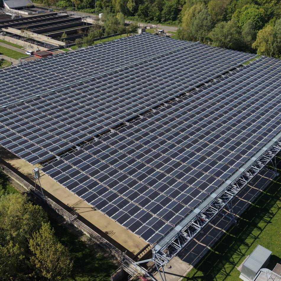 Energiewende vor Ort: Strom aus der Kläranlage – Düsseldorf baut größtes Solarfaltdach Deutschlands