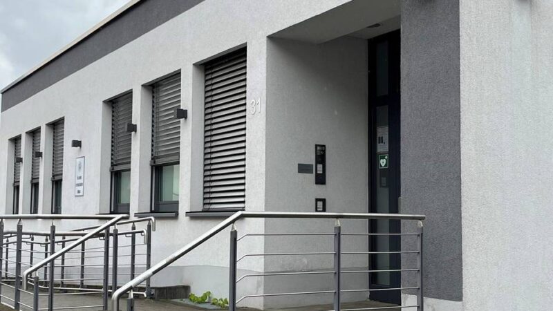 Vor der Polizeiwache in Hilden: Warum Rettungskräfte einer hilflosen Frau nicht helfen durften