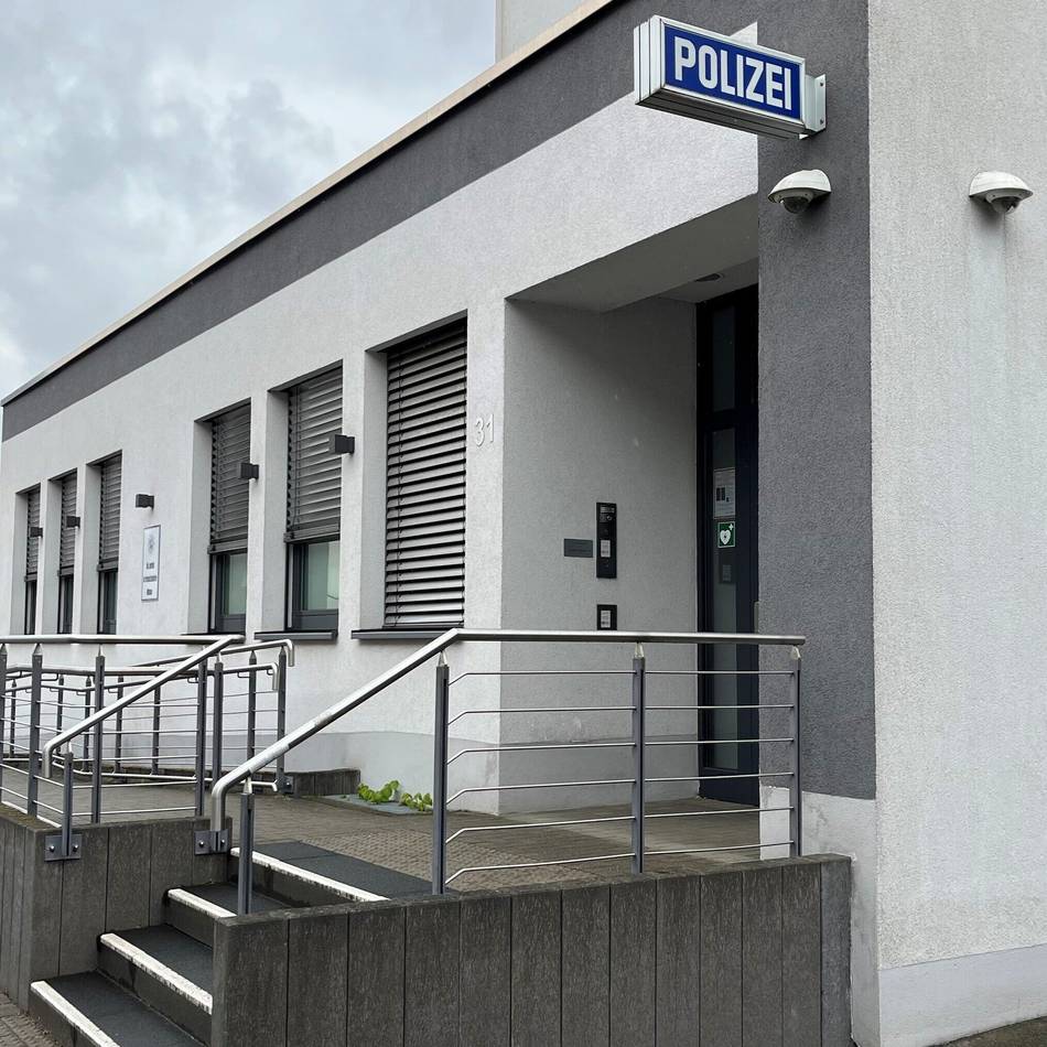 Vor der Polizeiwache in Hilden: Warum Rettungskräfte einer hilflosen Frau nicht helfen durften