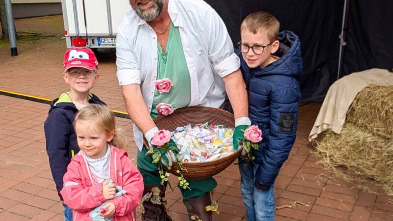 Frühjahrsmarkt Waldniel: Neues Maskottchen FloRenz feiert Premiere