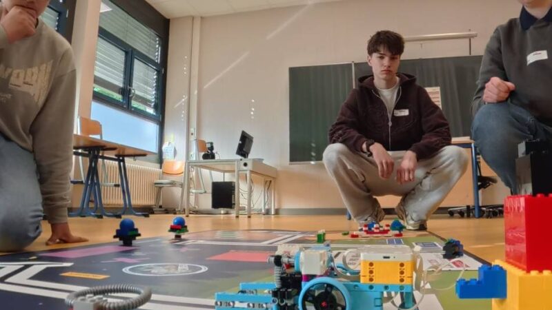 MINT-Nachwuchs in Leverkusen: „Robo-Lise“ dreht bei zdi-Wettbewerb auf