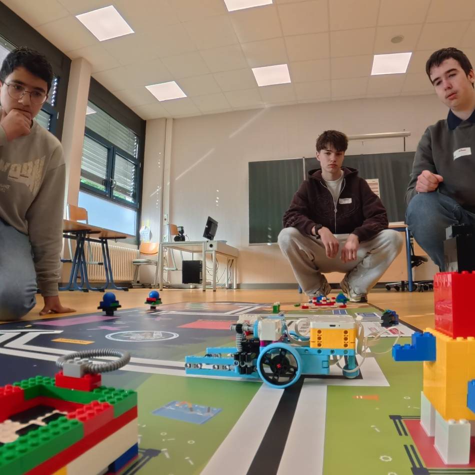 MINT-Nachwuchs in Leverkusen: „Robo-Lise“ dreht bei zdi-Wettbewerb auf