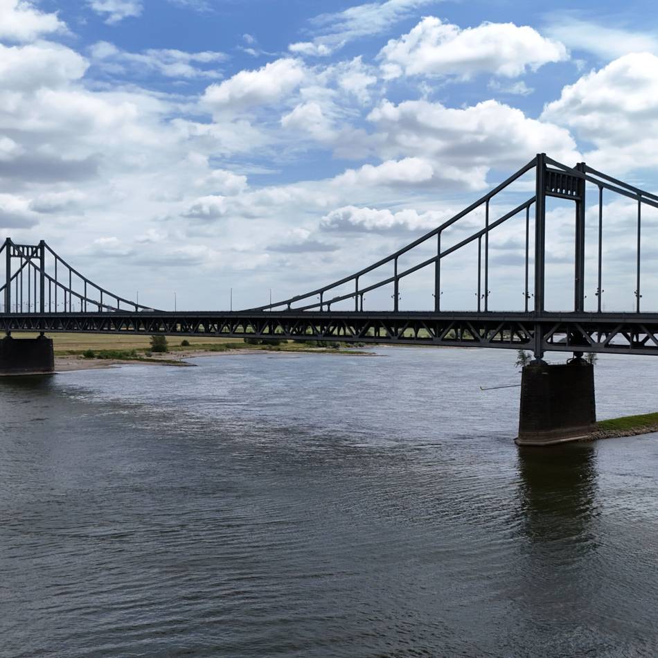 Unfall in Krefeld: Fußgänger auf Rheinbrücke von Auto erfasst