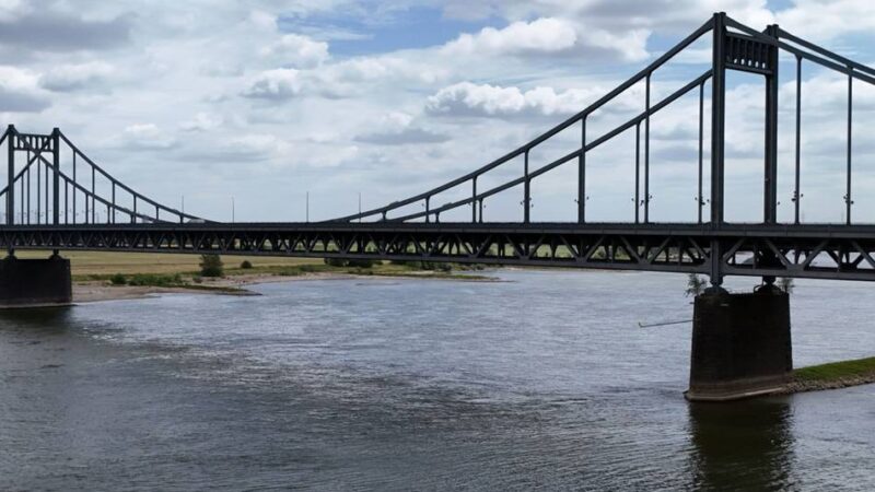 Rheinbrücke in Krefeld-Uerdingen: Land will höhere Strafen für Lkw-Fahrer
