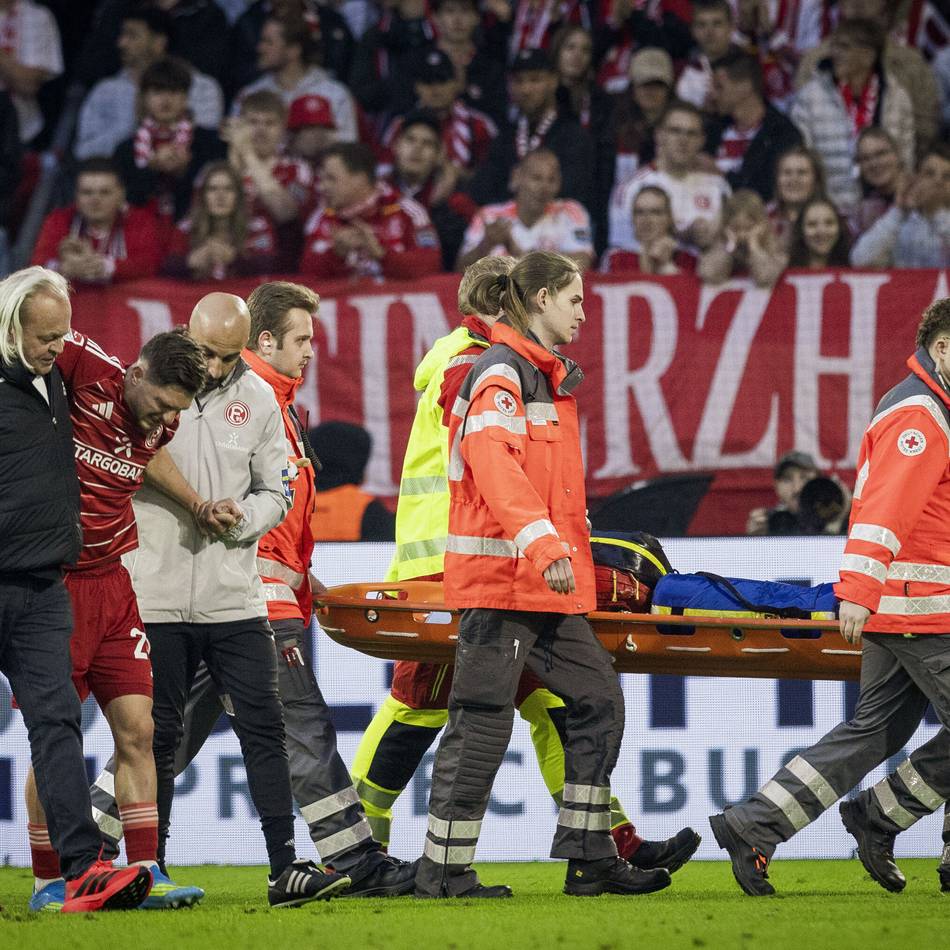 Saisonaus mit fatalen Folgen?: Muslija verlässt Fortuna-Kabine auf Krücken – erste Mislintat-Reaktion vielsagend