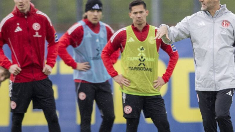 Erst auf dem Podium, dann auf dem Platz: Endes erster Fortuna-Auftritt – Mislintat verrät schon mehr als der neue Trainer