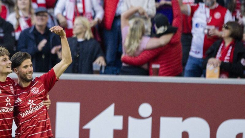 Düsseldorf-Coach Ende begeistert: Antreiber in der ganzen Stadt – Spalier und Auto-Ansprachen bringen Fortuna zum Sieg