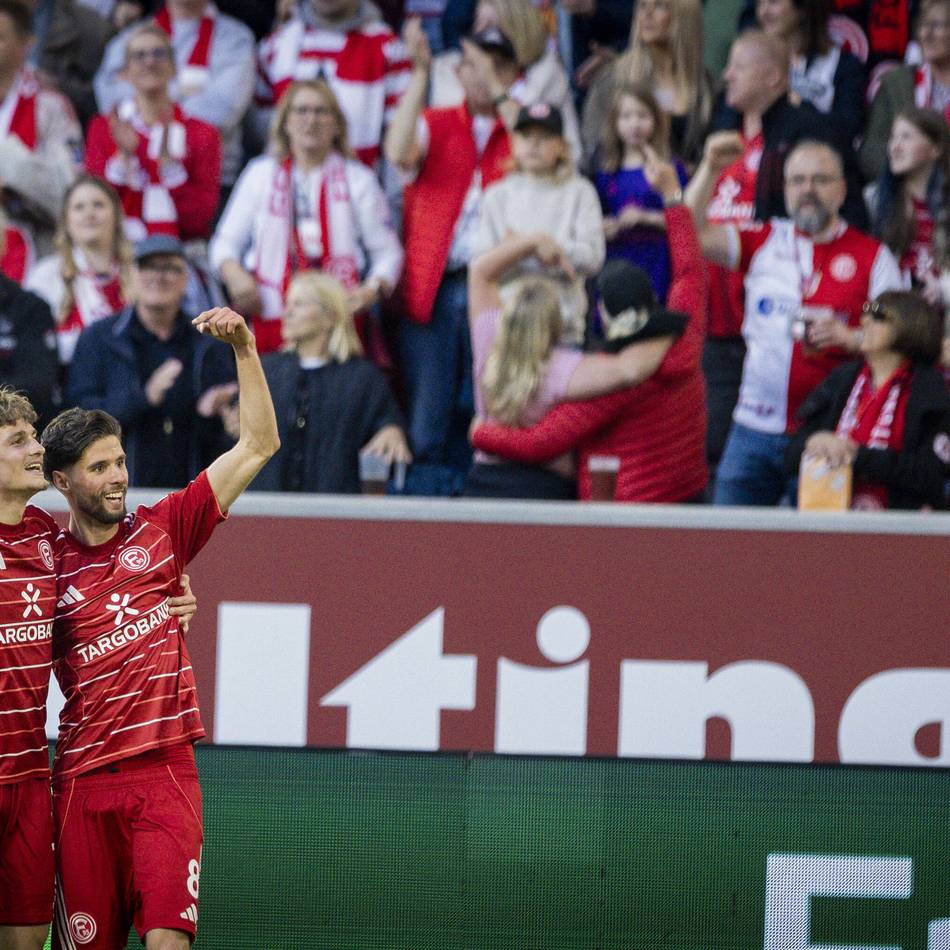 Düsseldorf-Coach Ende begeistert: Antreiber in der ganzen Stadt – Spalier und Auto-Ansprachen bringen Fortuna zum Sieg