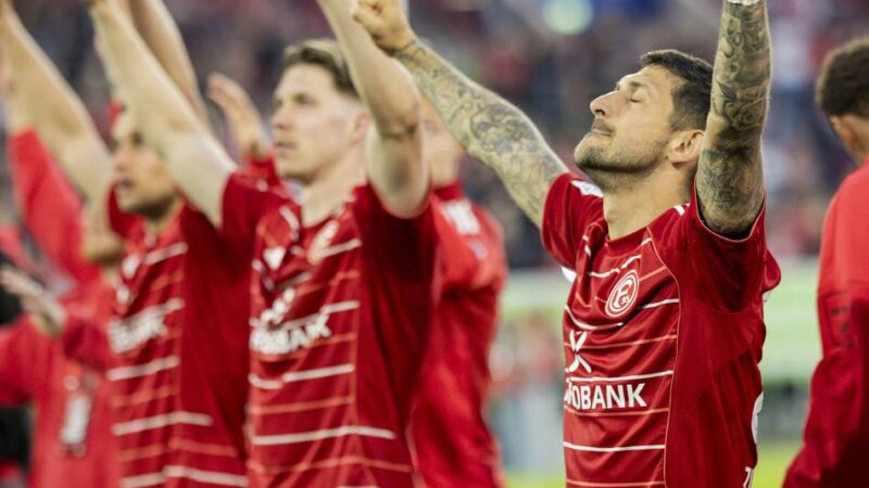 Eindrucksvolle Szenen vor der Fankurve: Fortuna-Feier beginnt um 20.30 Uhr mit einem Knall – verschiedene Emotionen kommen auf