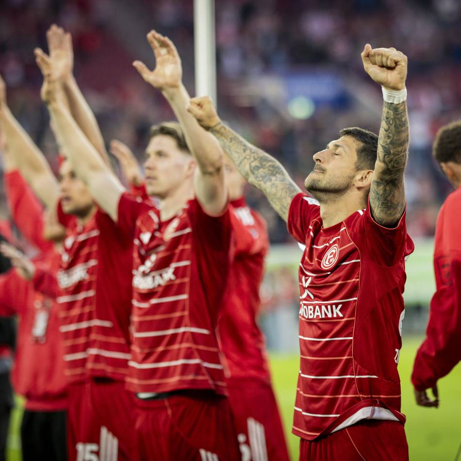 Eindrucksvolle Szenen vor der Fankurve: Fortuna-Feier beginnt um 20.30 Uhr mit einem Knall – verschiedene Emotionen kommen auf