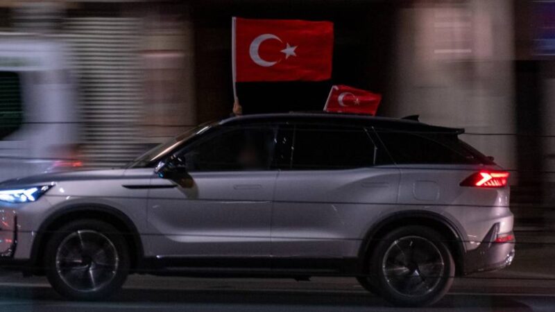 Hubend und Fahnen schwenkend: Autokorso durch Rheydt – Türkei-Fans feiern WM-Quali