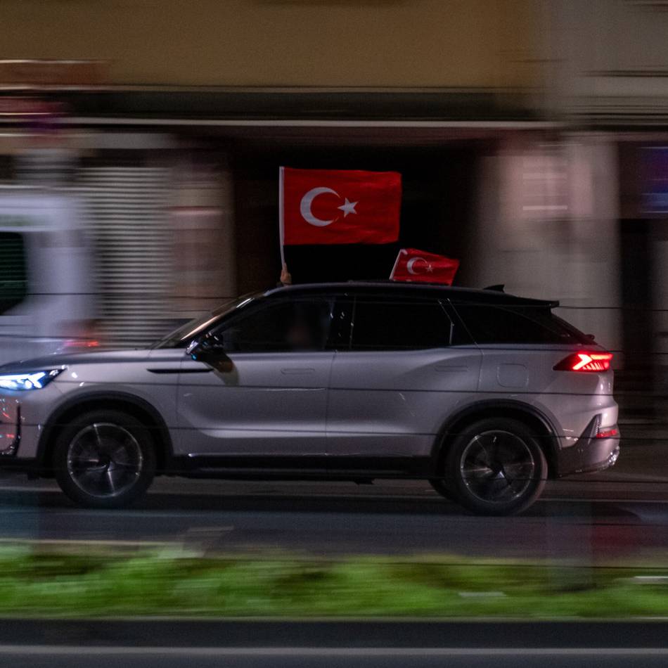 Hubend und Fahnen schwenkend: Autokorso durch Rheydt – Türkei-Fans feiern WM-Quali